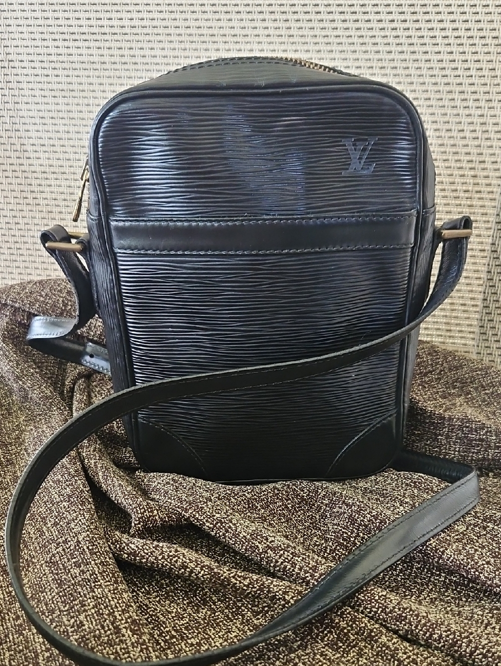 LOUIS VUITTON epi DANUBE Crossbody Handbag, Read Description, Peeling